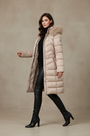 Μπεζ μπουφάν - Πλάγια πόζα