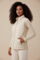 Μοντέλο με σγουρά μαλλιά σε στούντιο