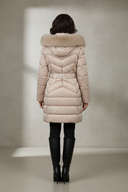 Μπεζ μπουφάν - Πίσω όψη με μοντέλο