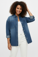 Παιχνιδιάρικη πόζα με ανασηκωμένα μανίκια