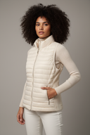 Δυναμική πόζα με χέρι στην τσέπη