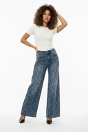 Με λευκό crop top - Full body (σωστά μαλλιά)