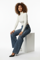 Με λευκό crop top - Sitting pose (σωστά μαλλιά)